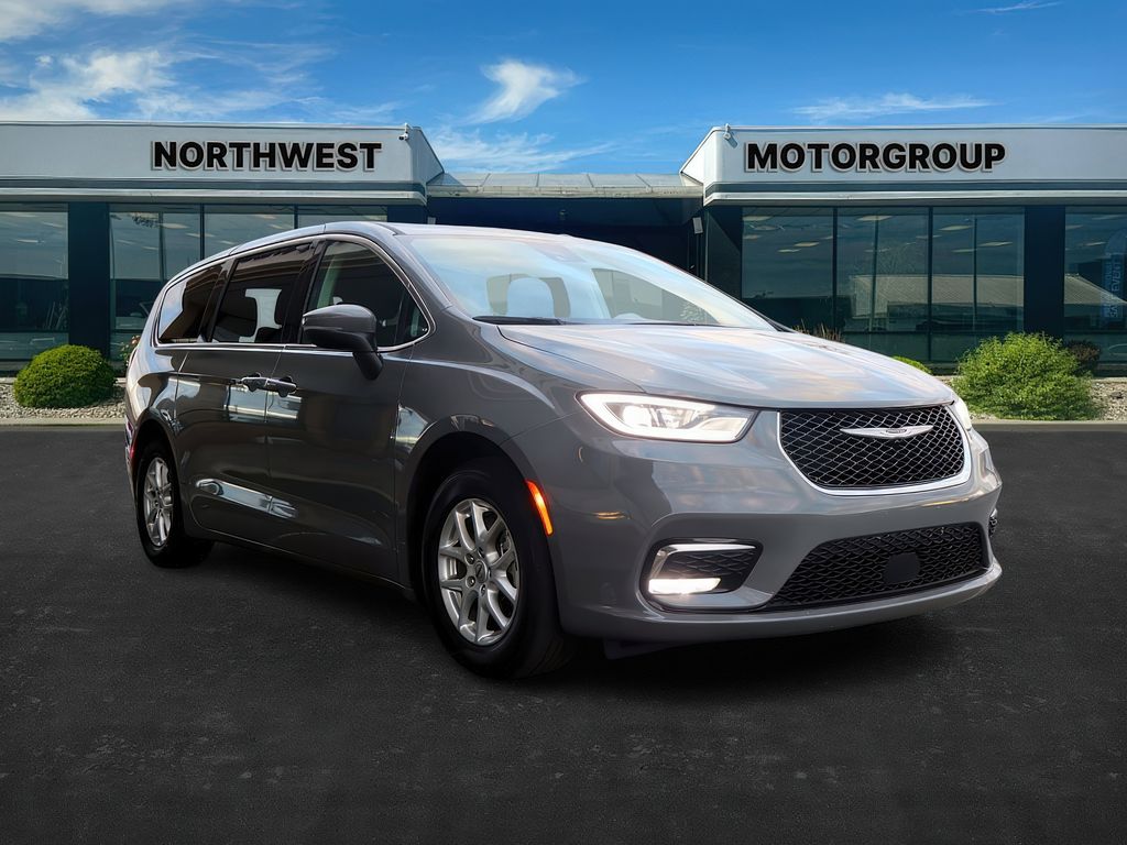 2023 Chrysler Pacifica Touring L's photo