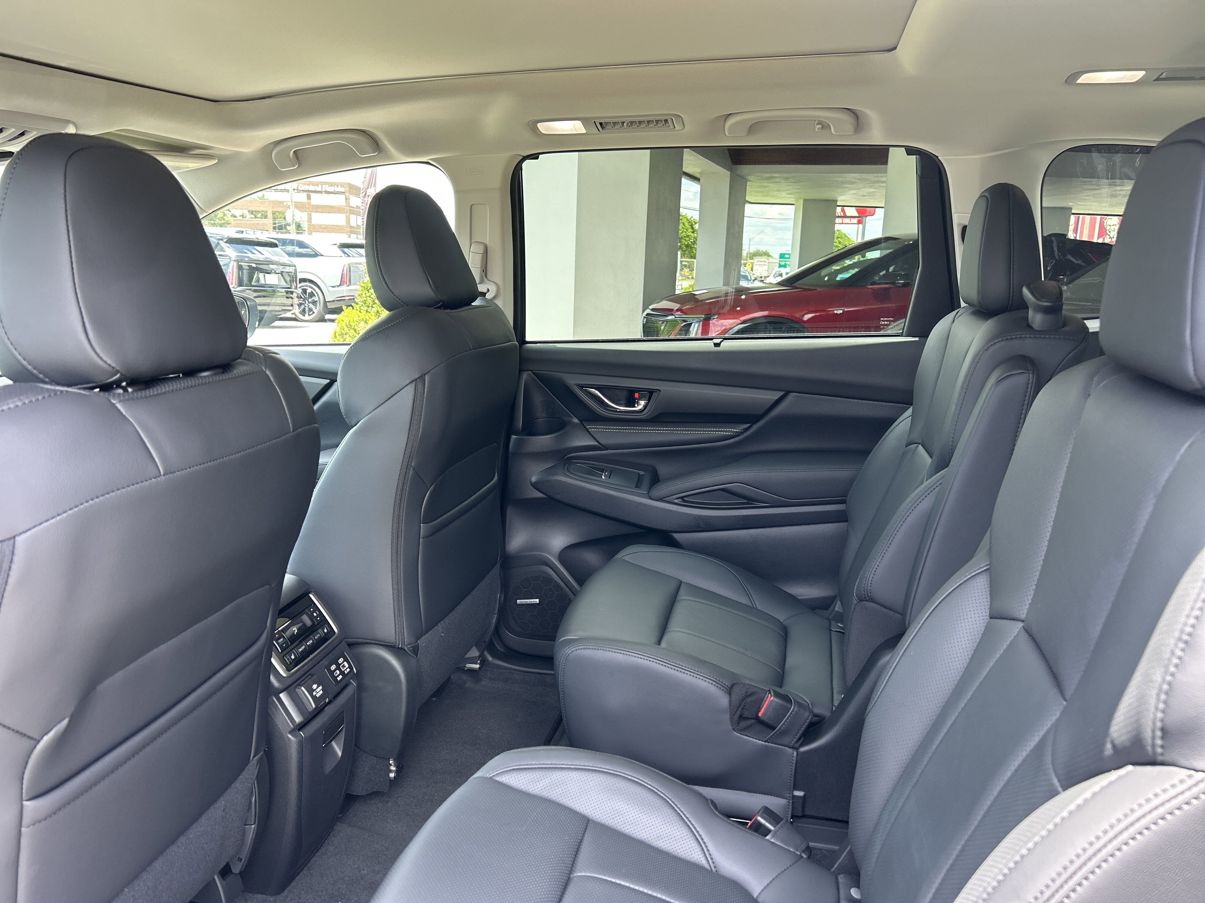 2025 Subaru Ascent Onyx Edition Touring photo 4
