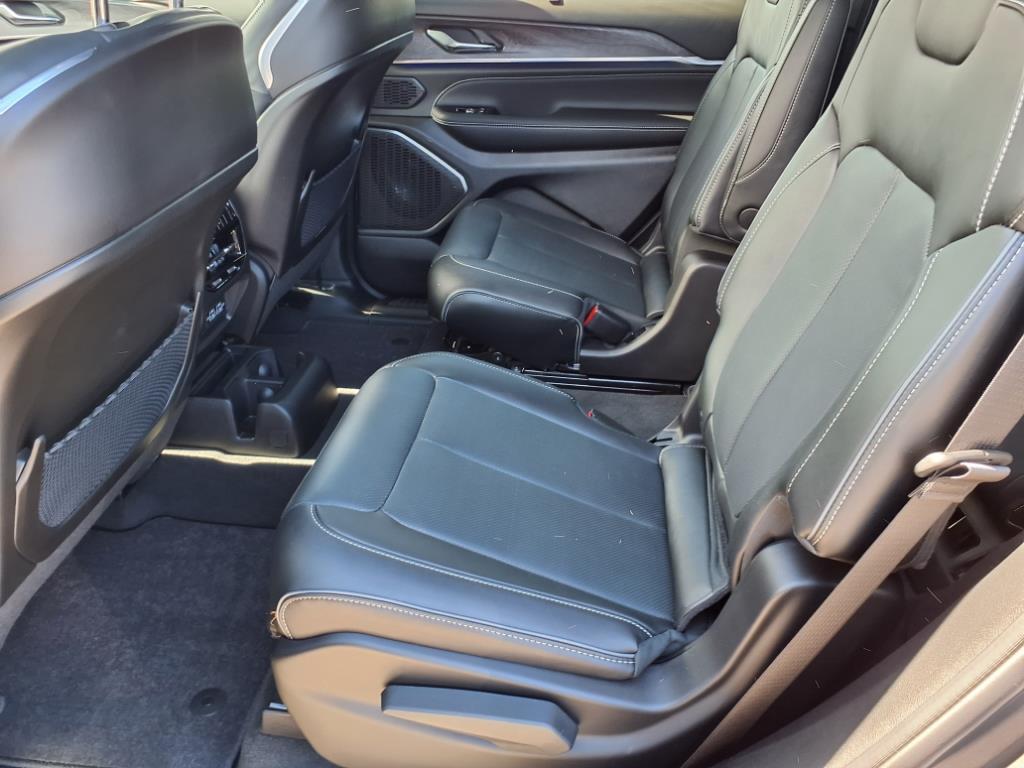 2025 Jeep Grand Cherokee Overland photo 5