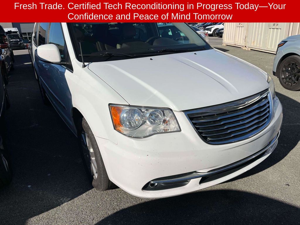 2016 Chrysler Town & Country Touring's photo