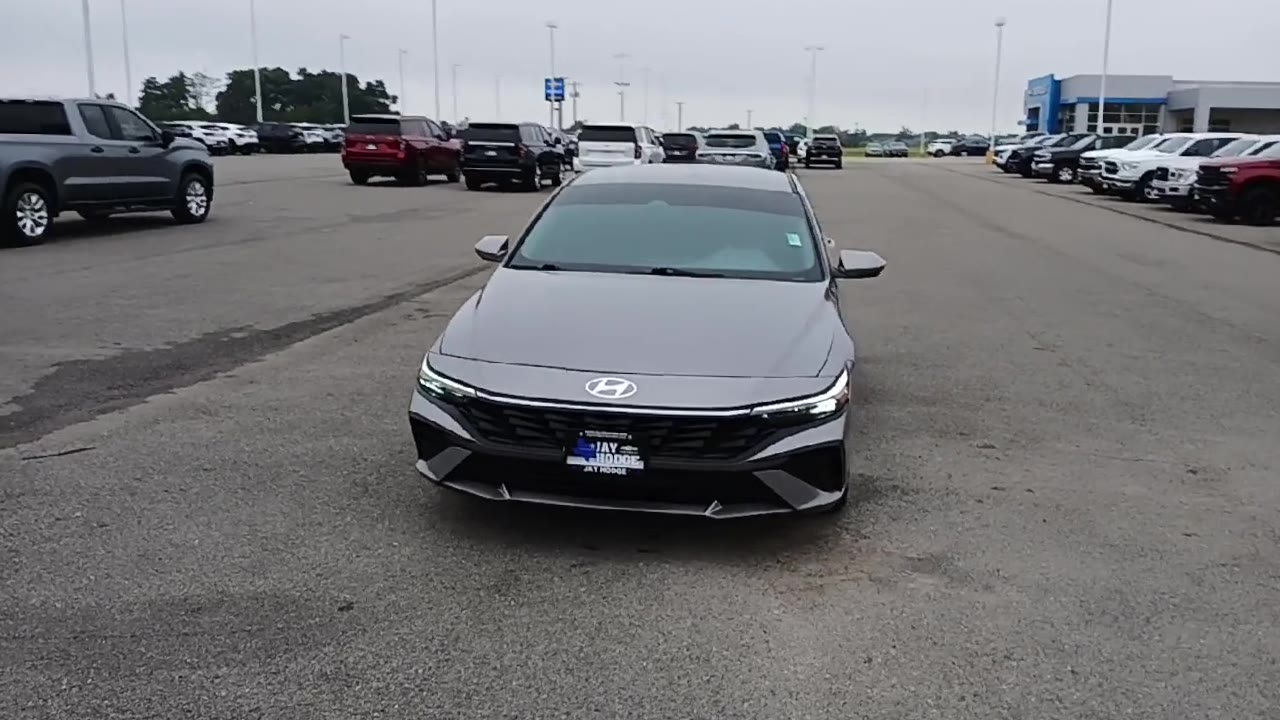2024 Hyundai Elantra SEL photo 3
