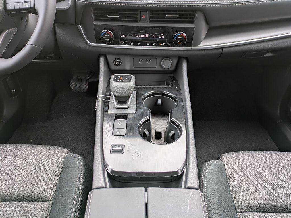 2026 Nissan Rogue SV photo 17