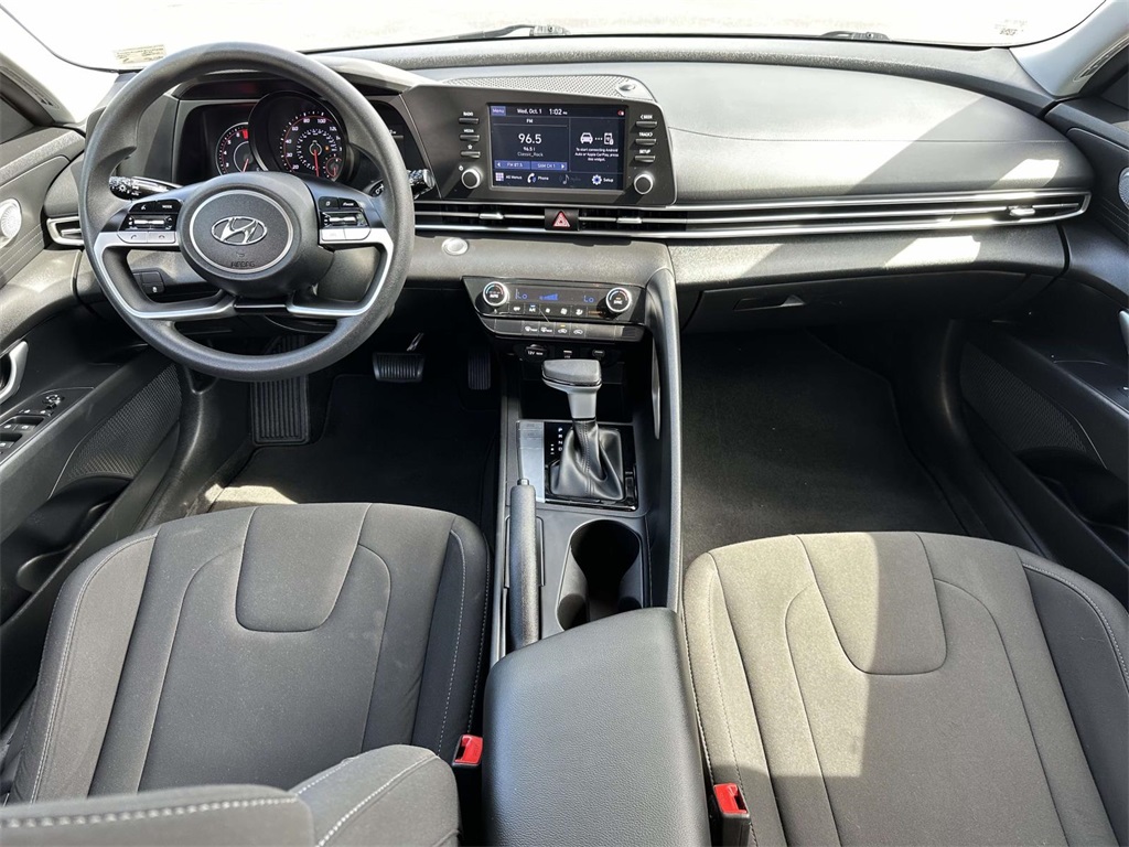 2022 Hyundai Elantra SEL photo 2
