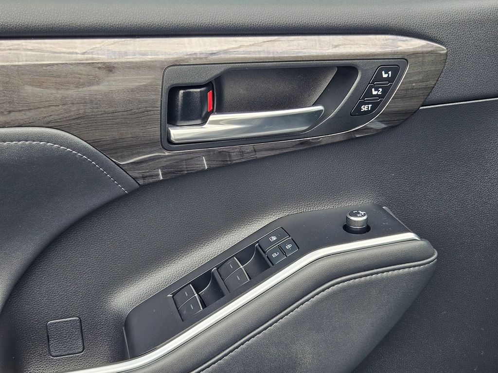 2021 Toyota Highlander Limited photo 10