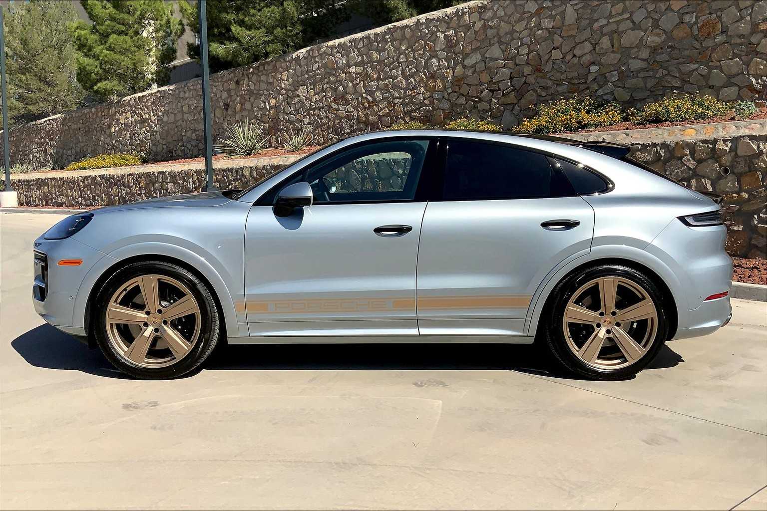 2025 Porsche Cayenne GTS Coupe photo 2