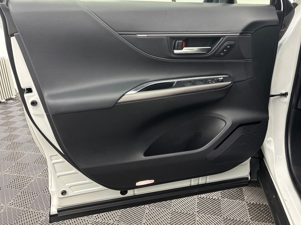 2021 Toyota Venza XLE photo 16