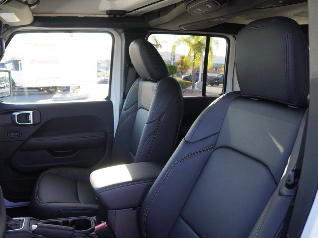 New 2026 Bright White Clear-Coat Exterior Paint Jeep Sahara image 20