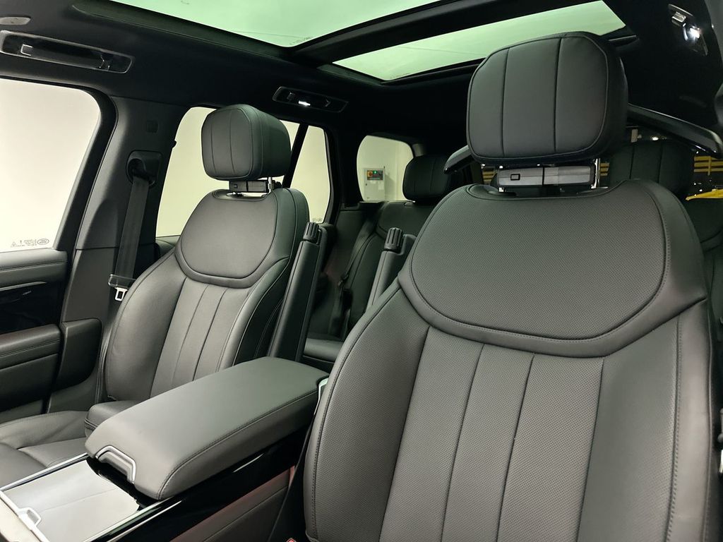 2025 Land Rover Range Rover SE photo 7