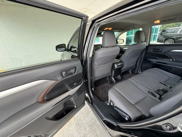 2019 Toyota Highlander LE photo 15