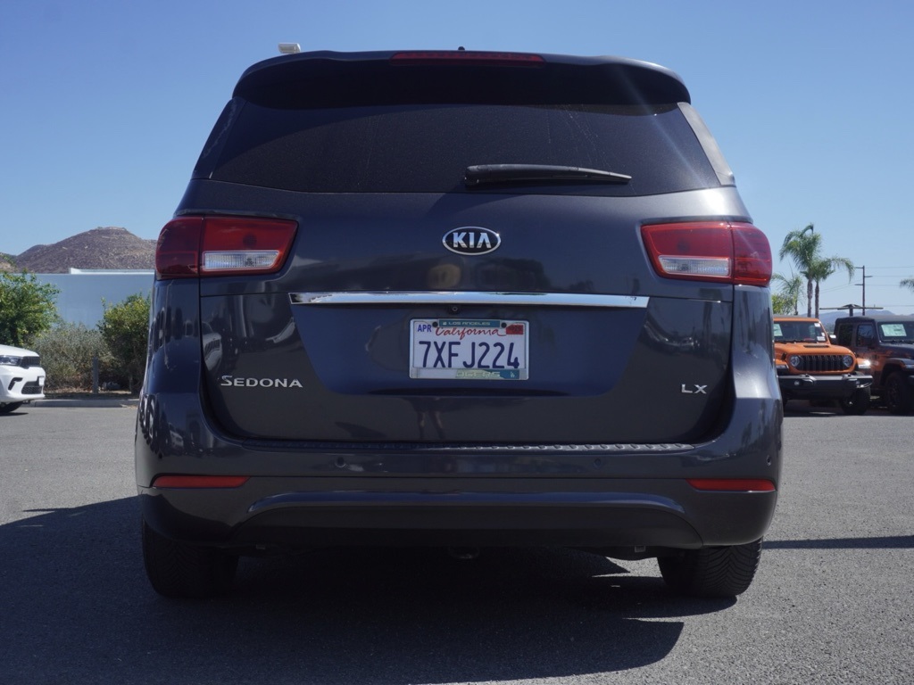 2017 Kia Sedona LX photo 4