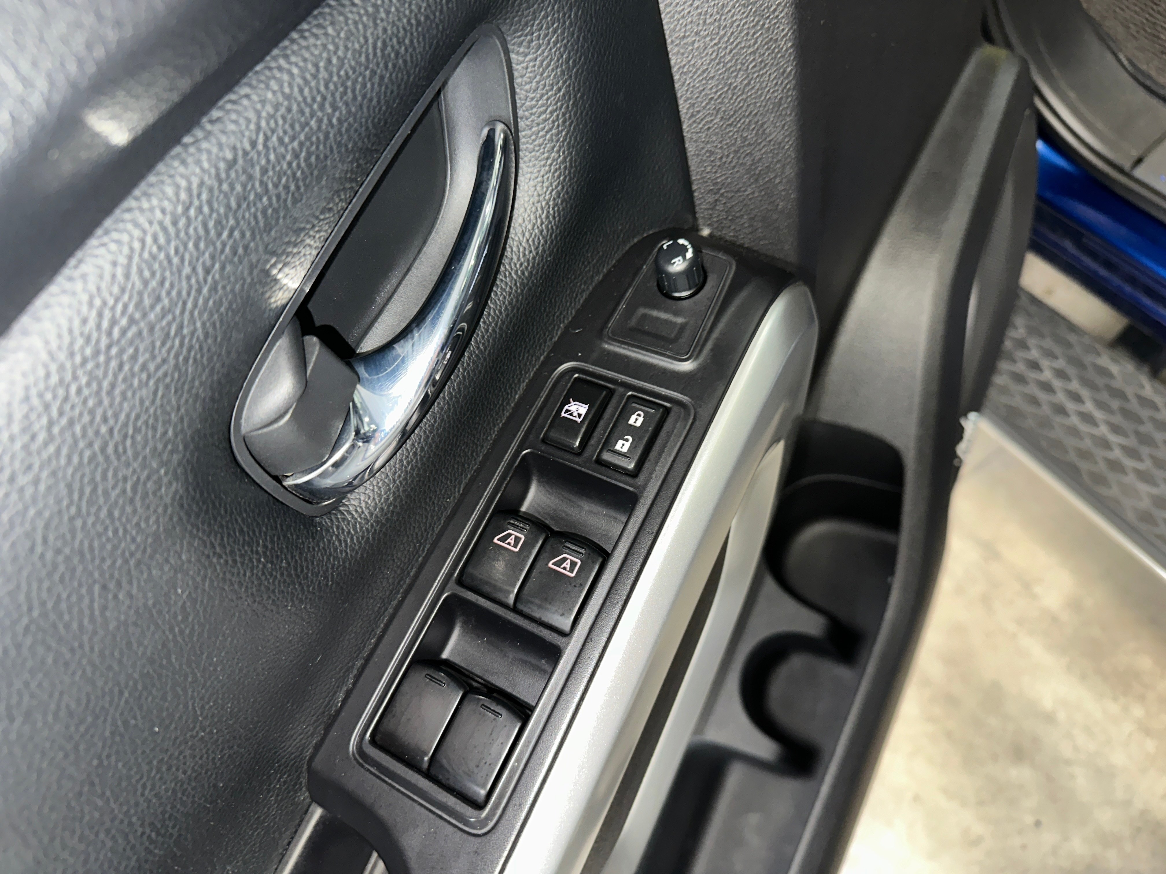 2021 Nissan Titan SL photo 2