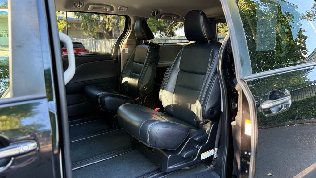 2020 Toyota Sienna SE Premium photo 17