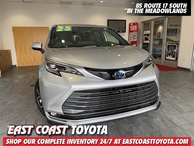 2025 Toyota Sienna Platinum's photo