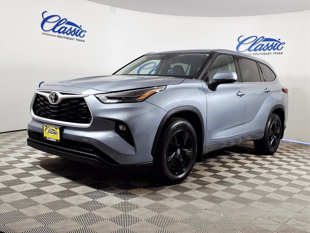 2022 Toyota Highlander LE photo 5