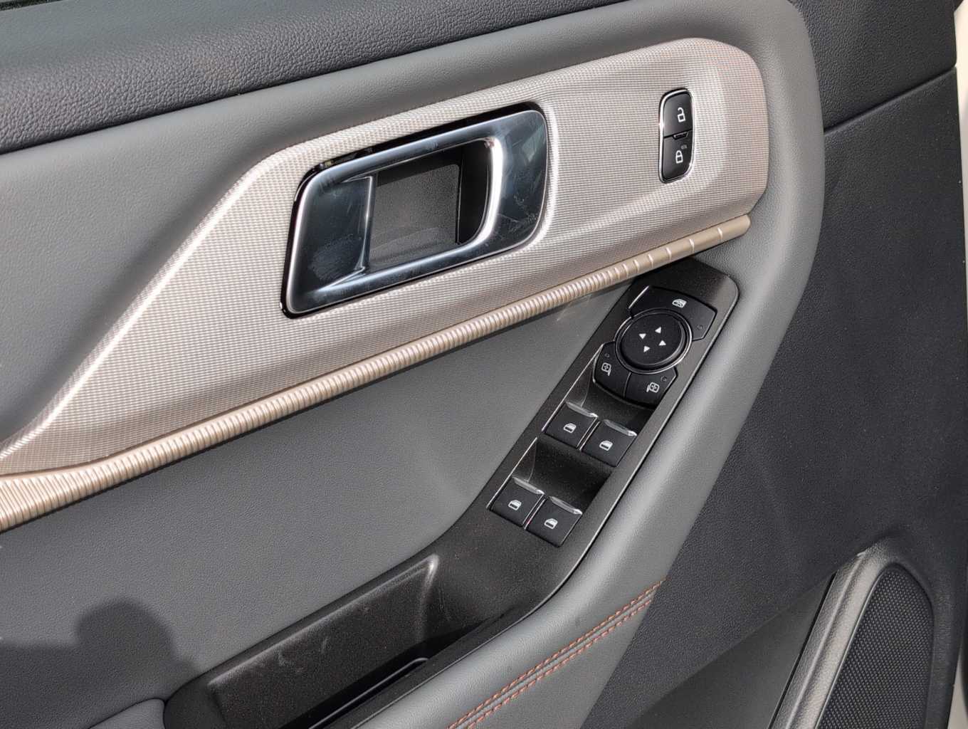 2025 Ford Explorer photo 6