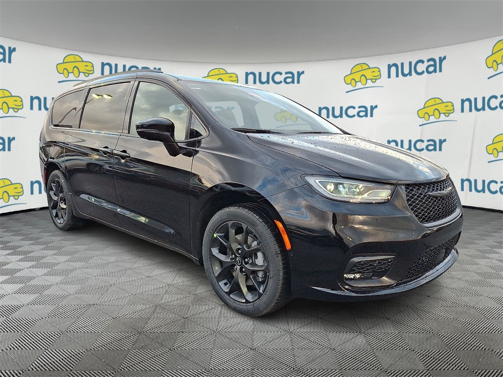 2026 Chrysler Pacifica Select's photo