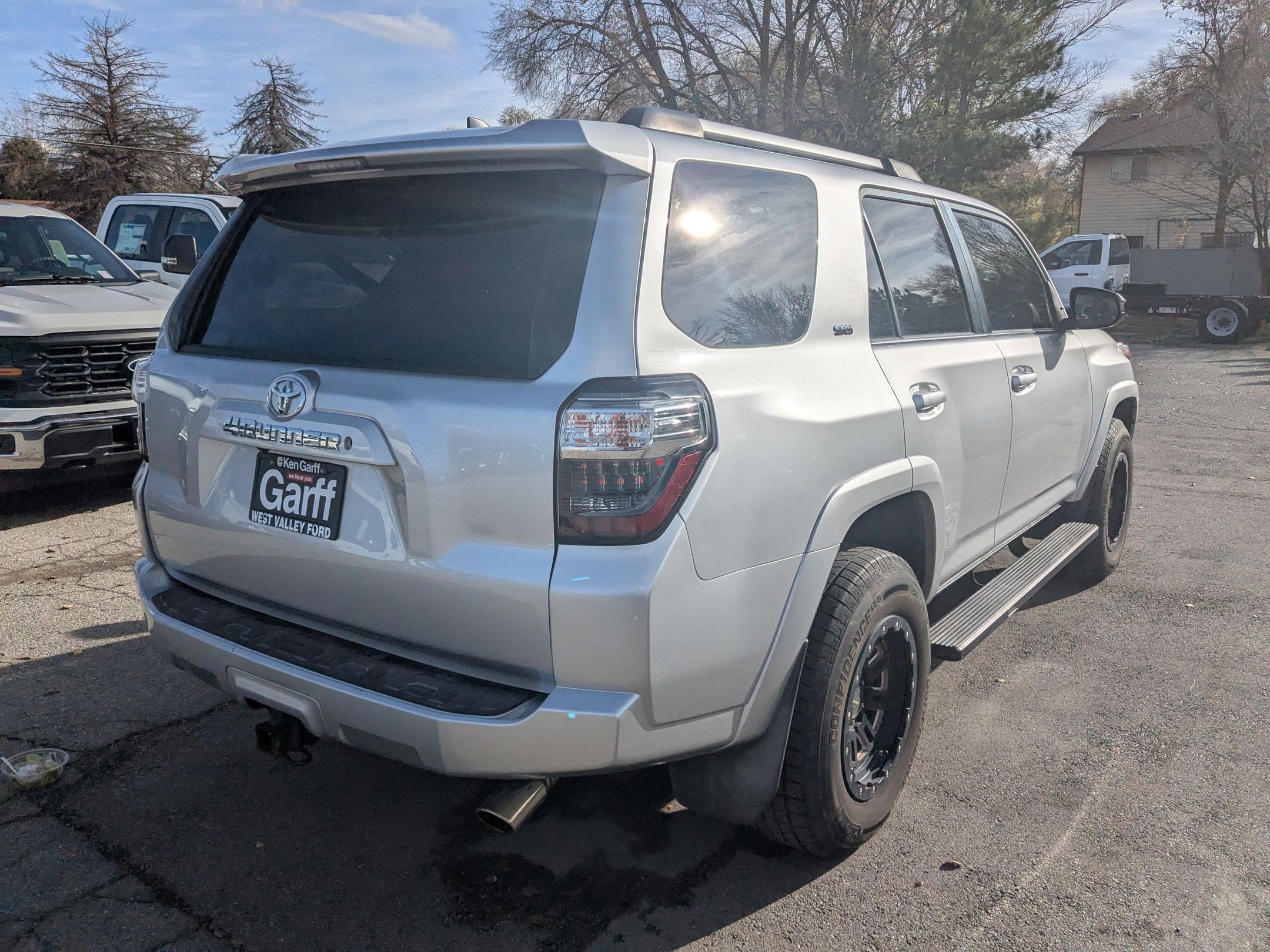2020 Toyota 4Runner SR5 photo 2