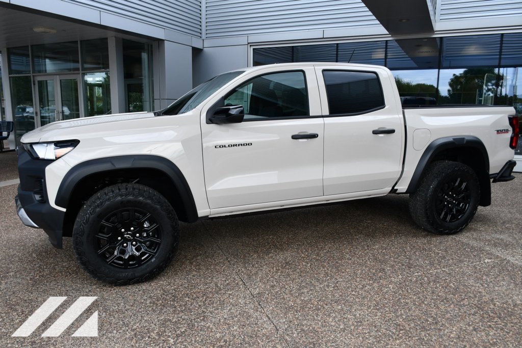 2026 Chevrolet Colorado Trail Boss photo 2