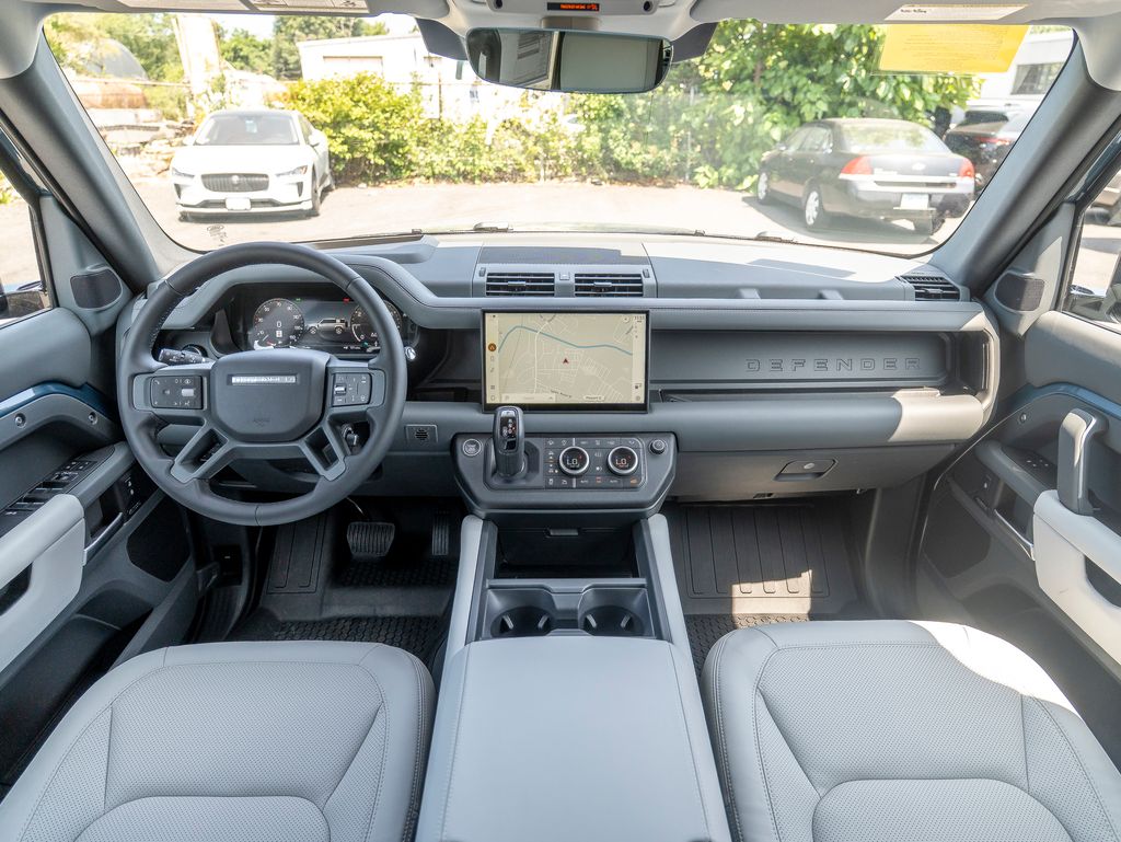 2025 Land Rover Defender 110 X-Dynamic SE photo 17
