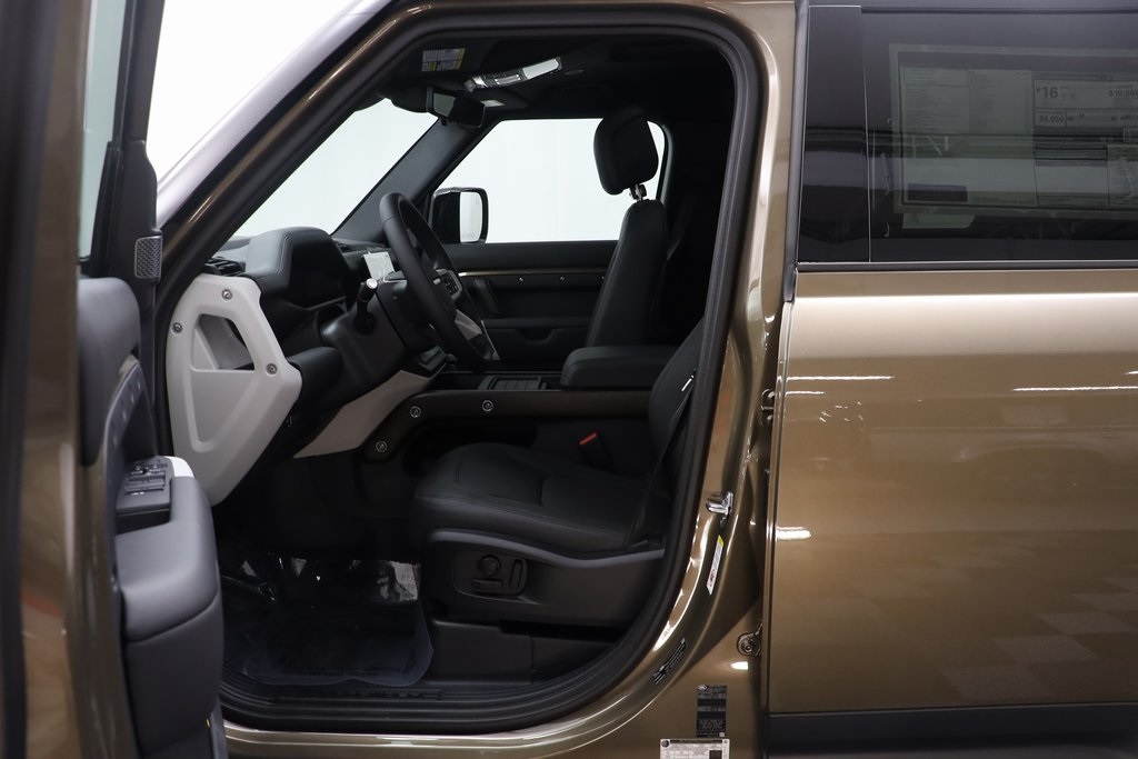 2024 Land Rover Defender 110 SE photo 7