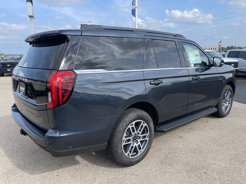 2025 Ford Expedition photo 2