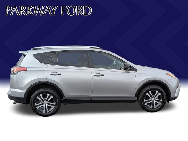 2016 Toyota RAV4 LE photo 4