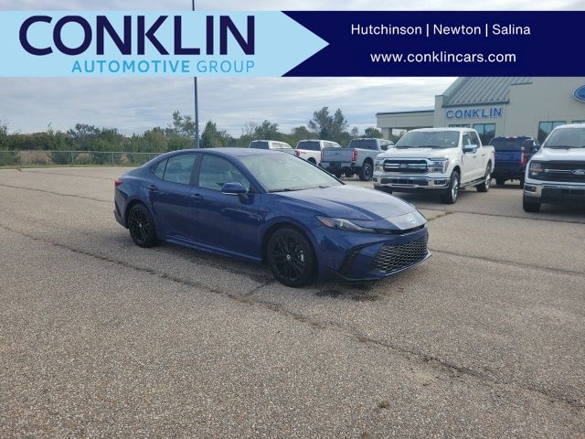 2025 Toyota Camry SE's photo