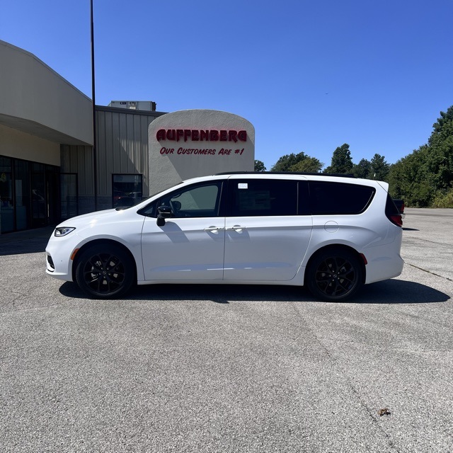 2026 Chrysler Pacifica Limited's photo