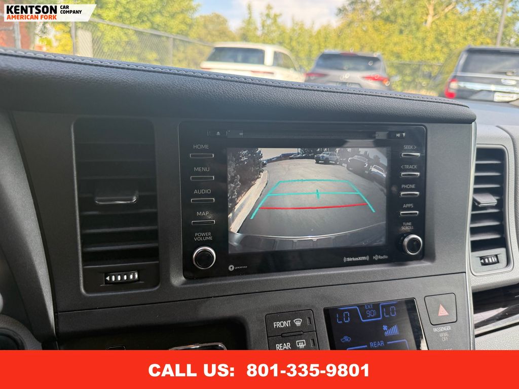 2019 Toyota Sienna XLE photo 27