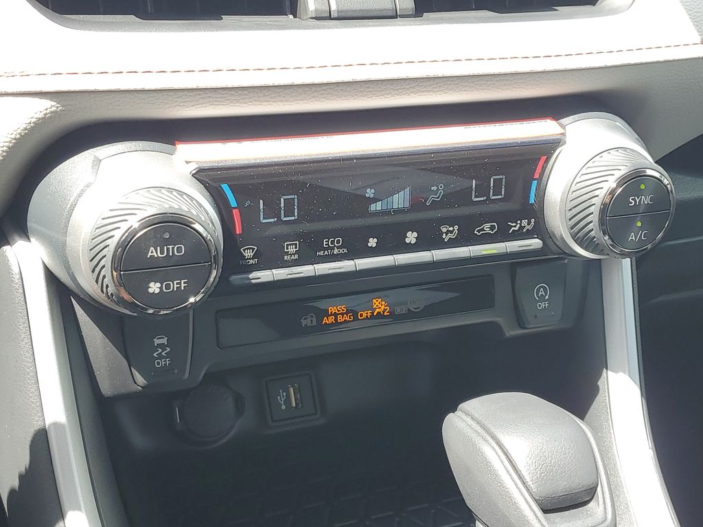 2025 Toyota RAV4 XLE photo 26