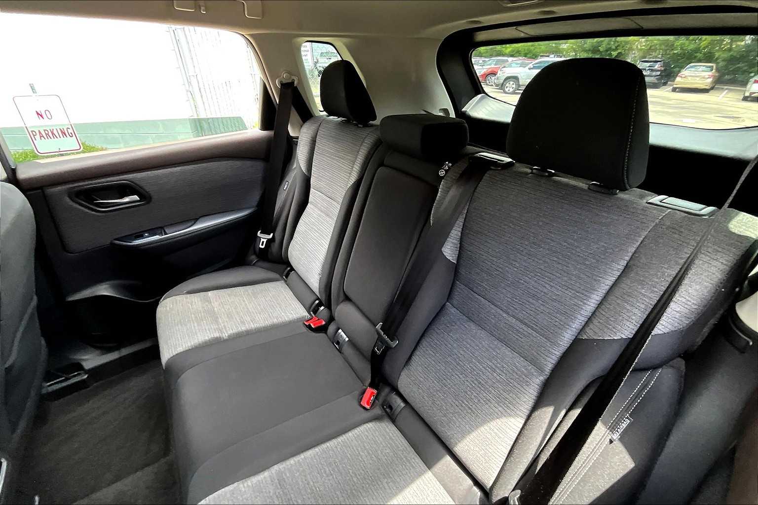 2023 Nissan Rogue SV photo 17