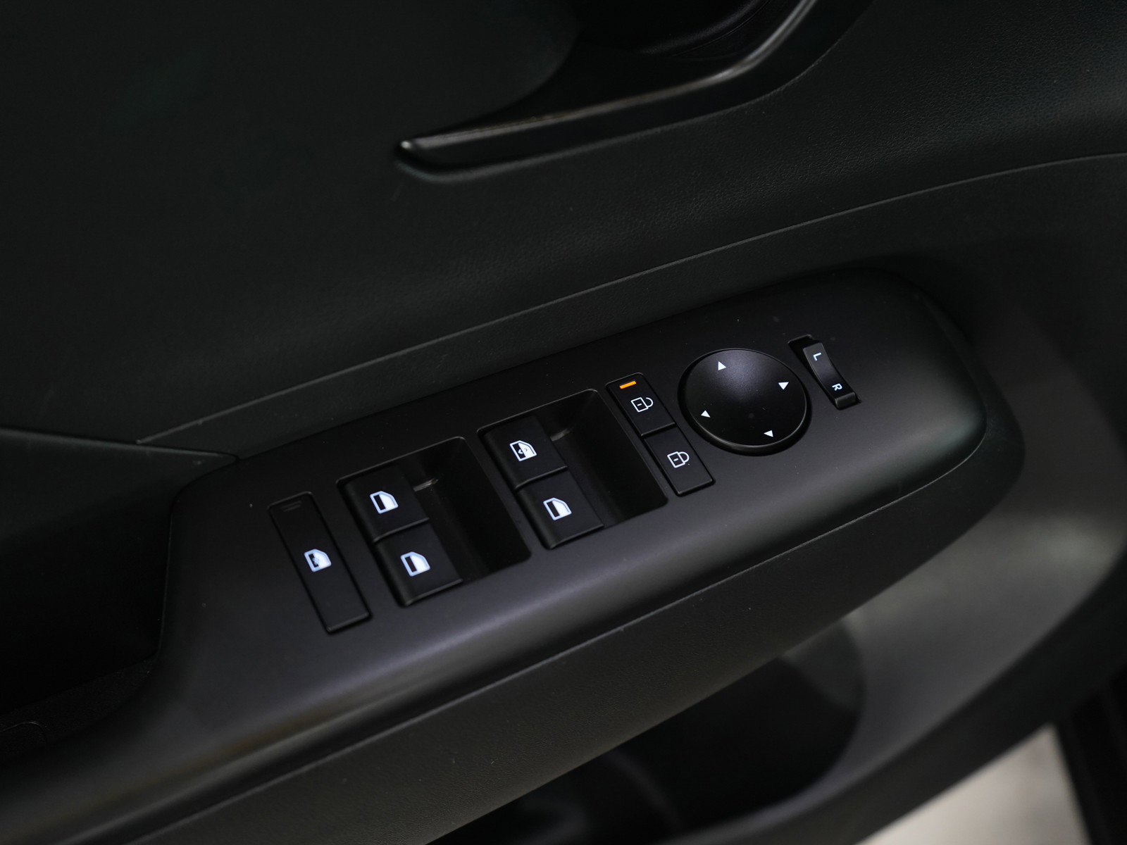 2025 Hyundai Kona SEL photo 18