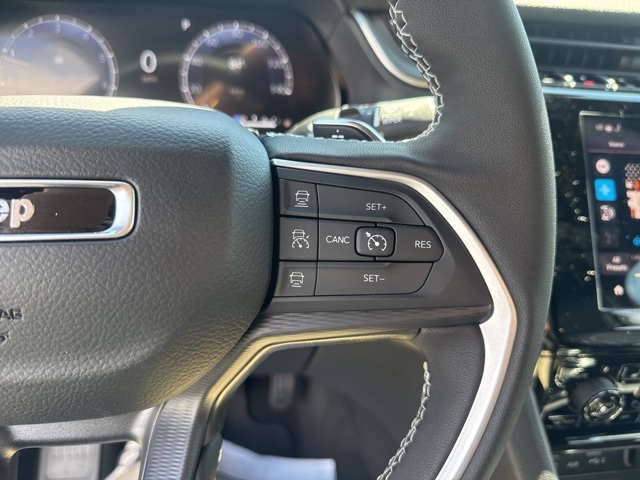 2025 Jeep Grand Cherokee Laredo Altitude photo 13