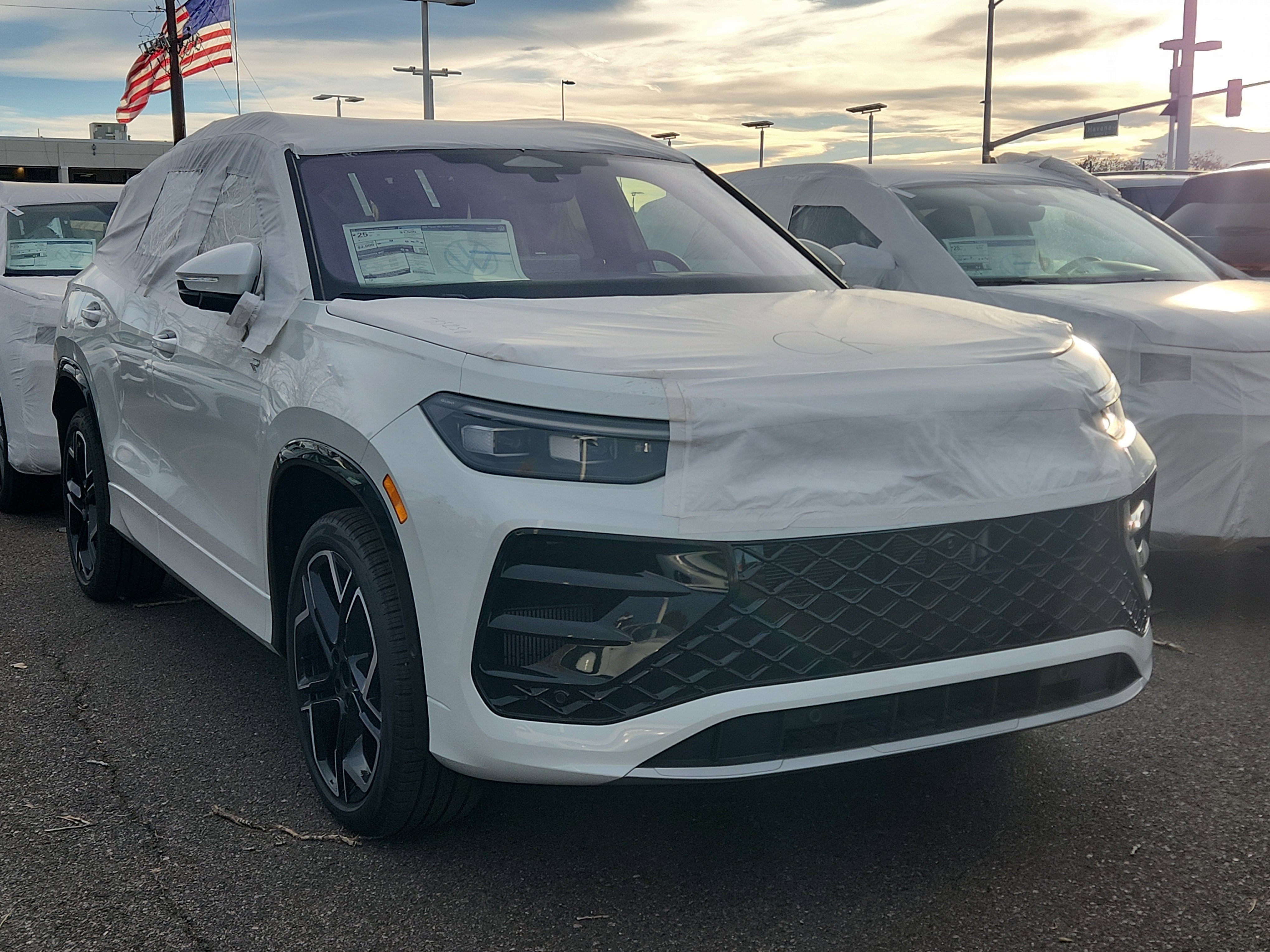 2026 Volkswagen Tiguan SEL R-LINE TURBO's photo