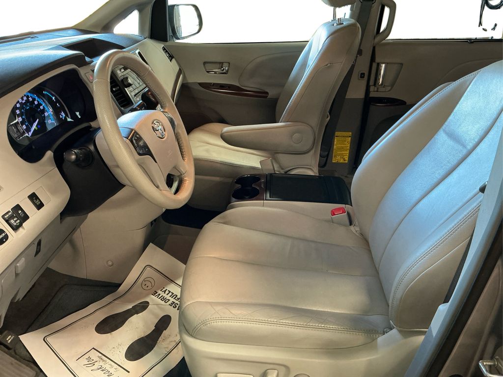 2013 Toyota Sienna XLE photo 21