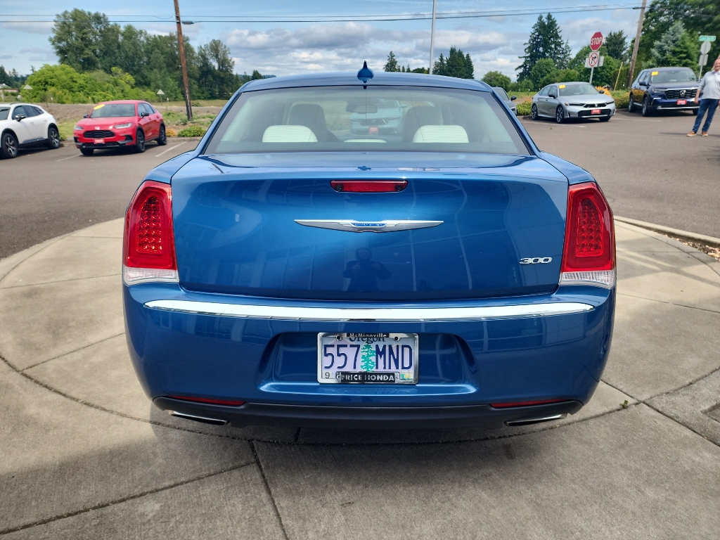 2020 Chrysler 300 Touring photo 4