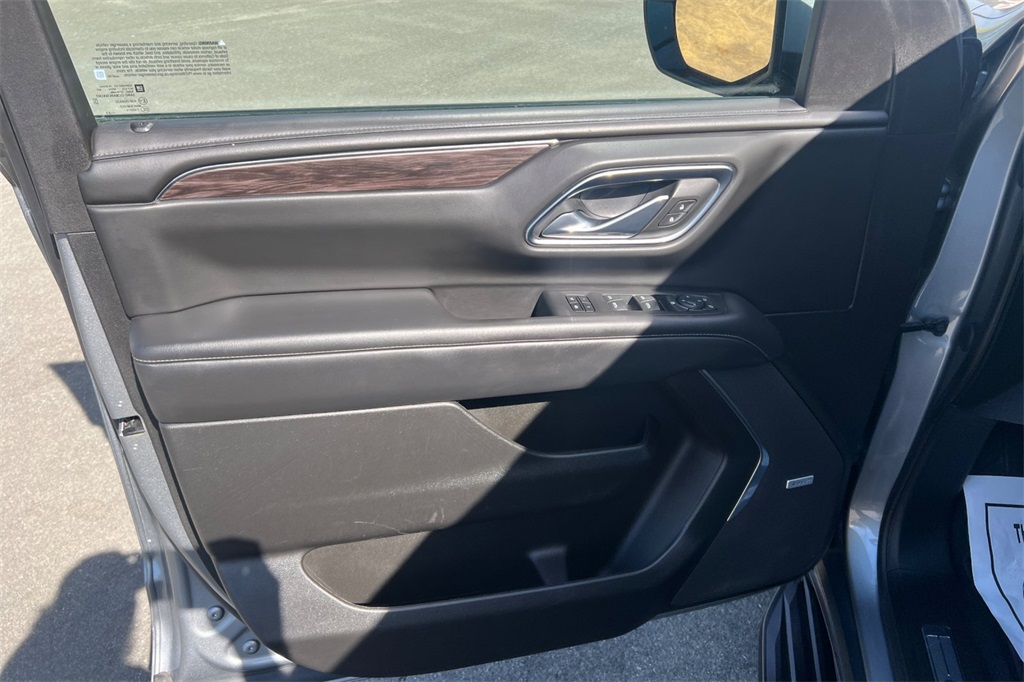2023 Chevrolet Suburban LT photo 14