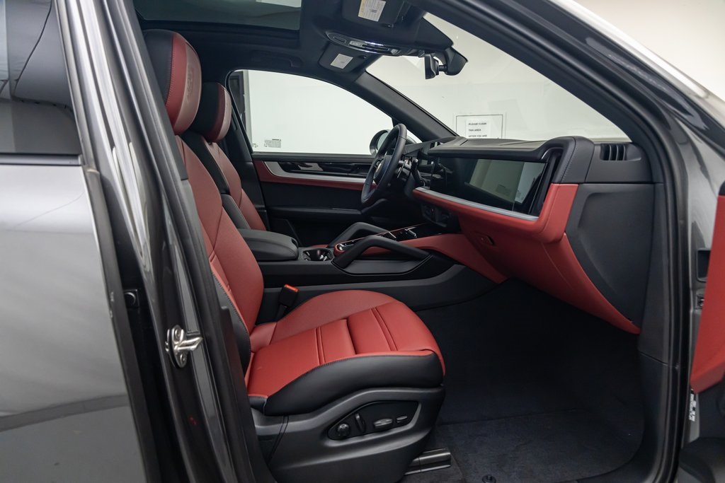 2024 Porsche Cayenne S photo 24