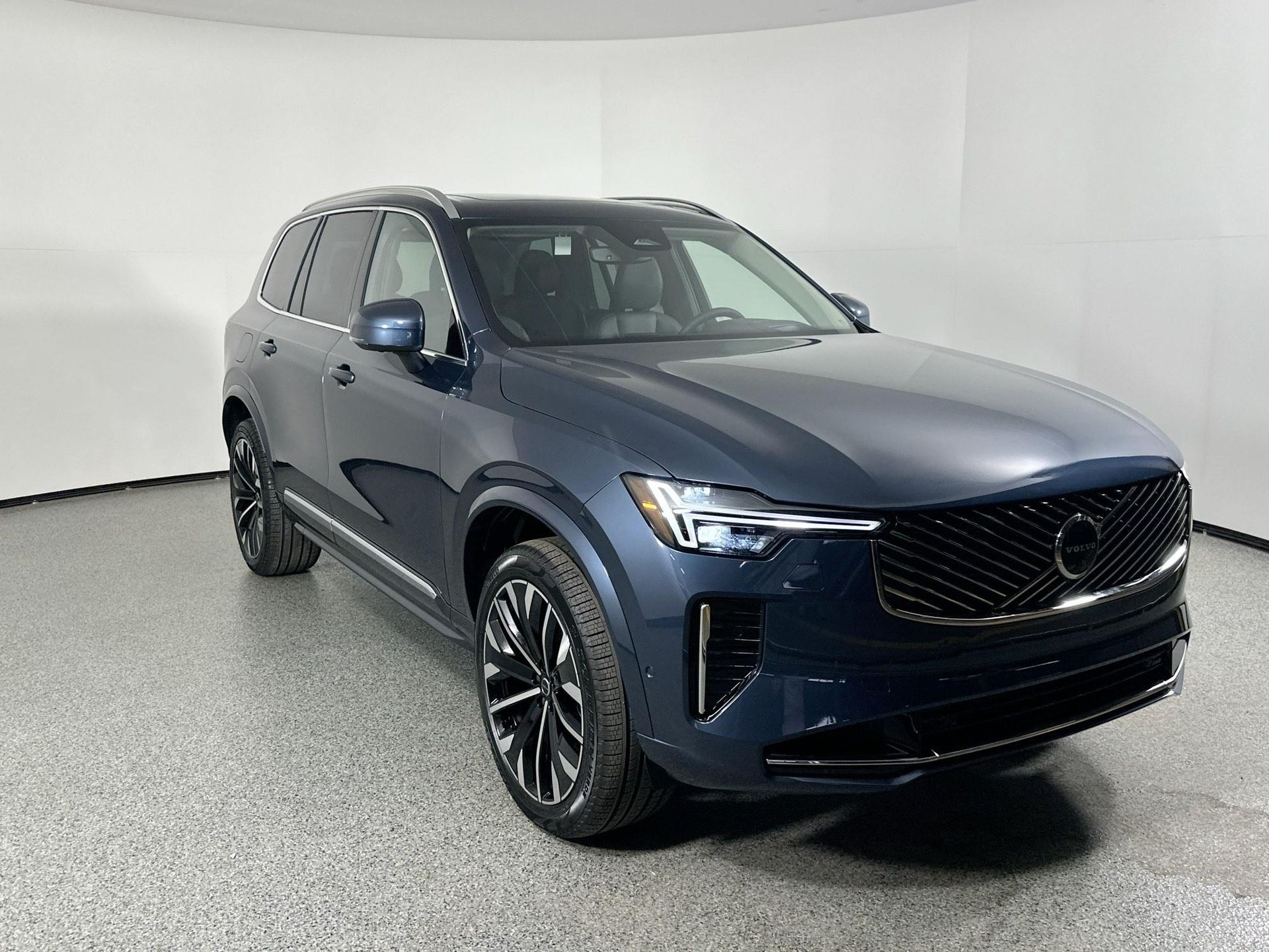 2025 Volvo XC90 T8 AWD photo 3