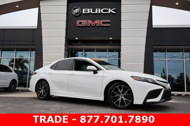 2021 Toyota Camry SE's photo