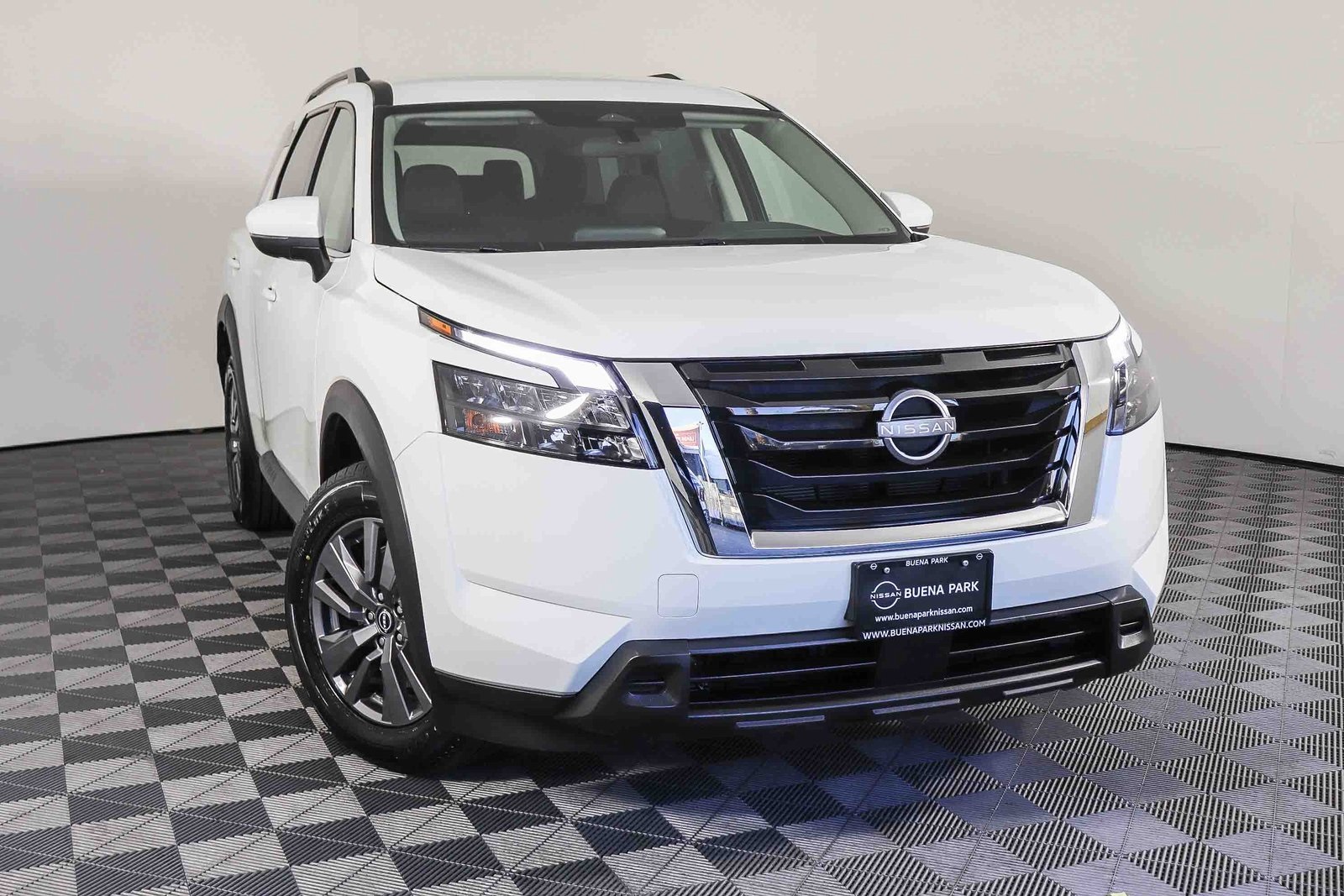 2024 Nissan Pathfinder SV's photo