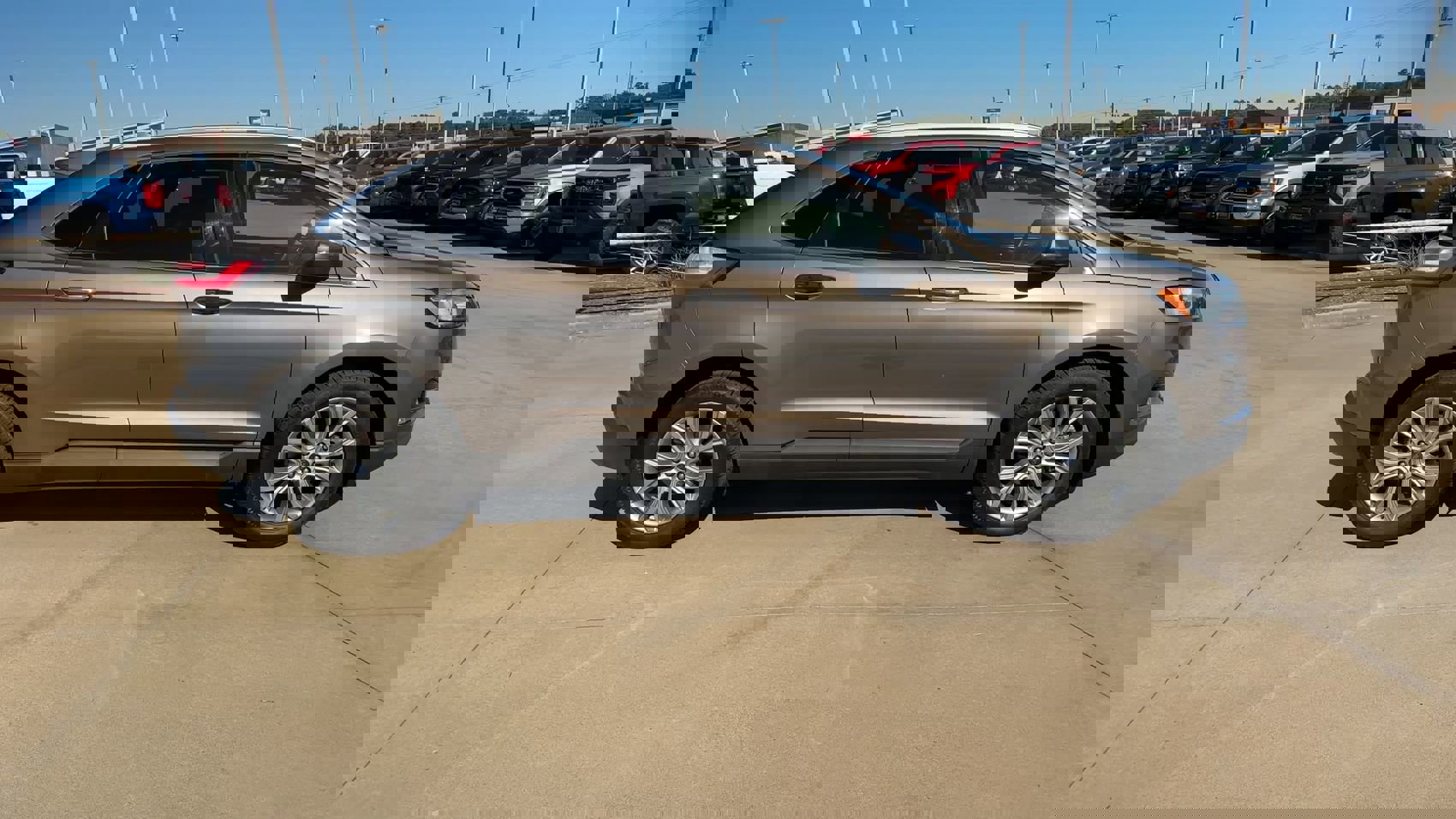 2019 Ford Edge Titanium photo 2