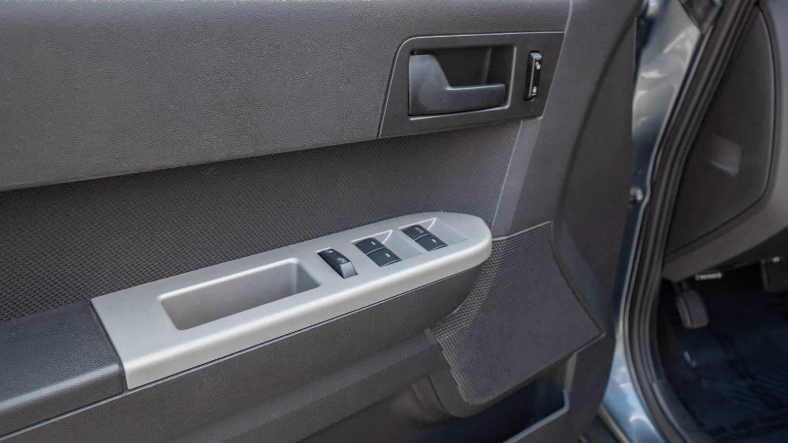 2010 Ford Escape XLT photo 8