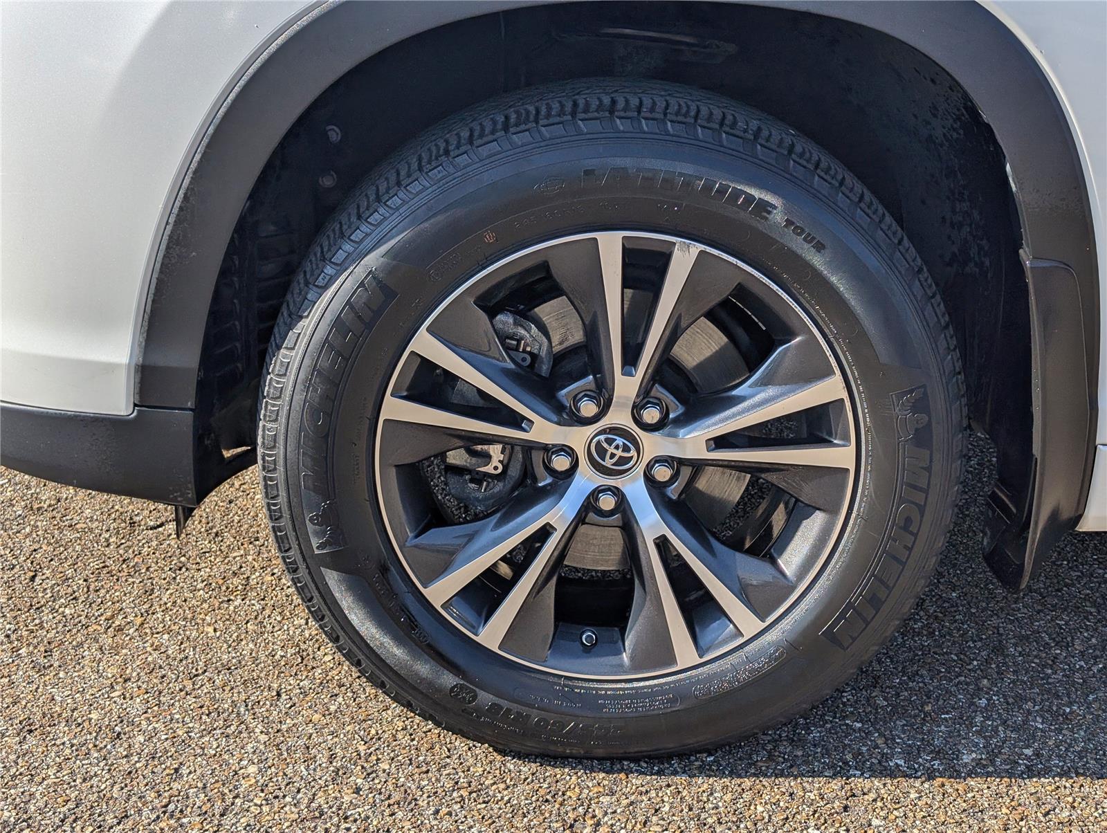 2018 Toyota Highlander LE photo 8