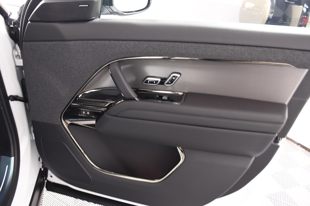 2025 Land Rover Range Rover Sport SE photo 17