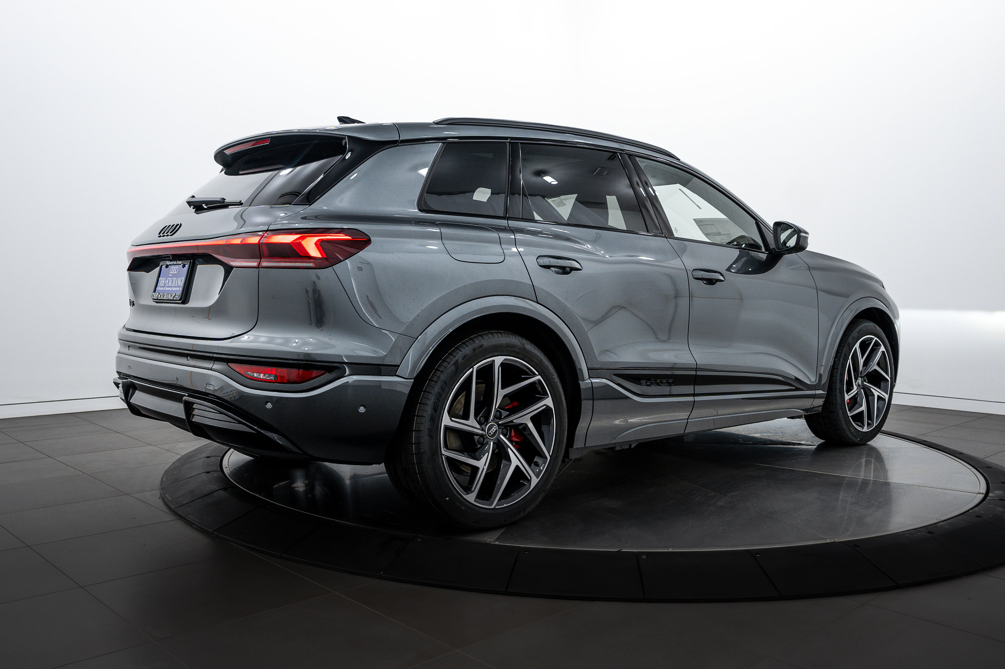 2025 Audi SQ6 photo 3
