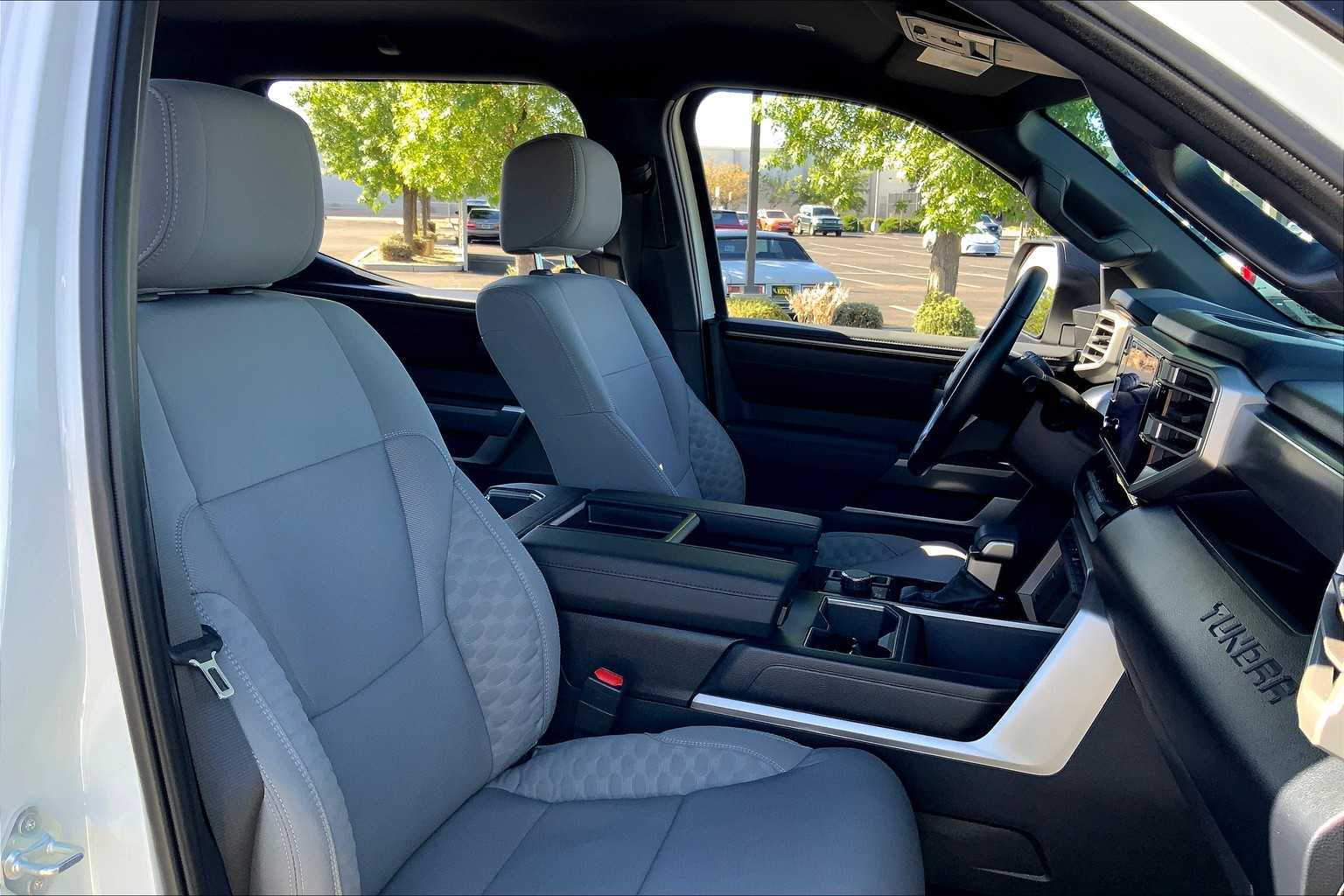 2025 Toyota Tundra SR5 CrewMax photo 7