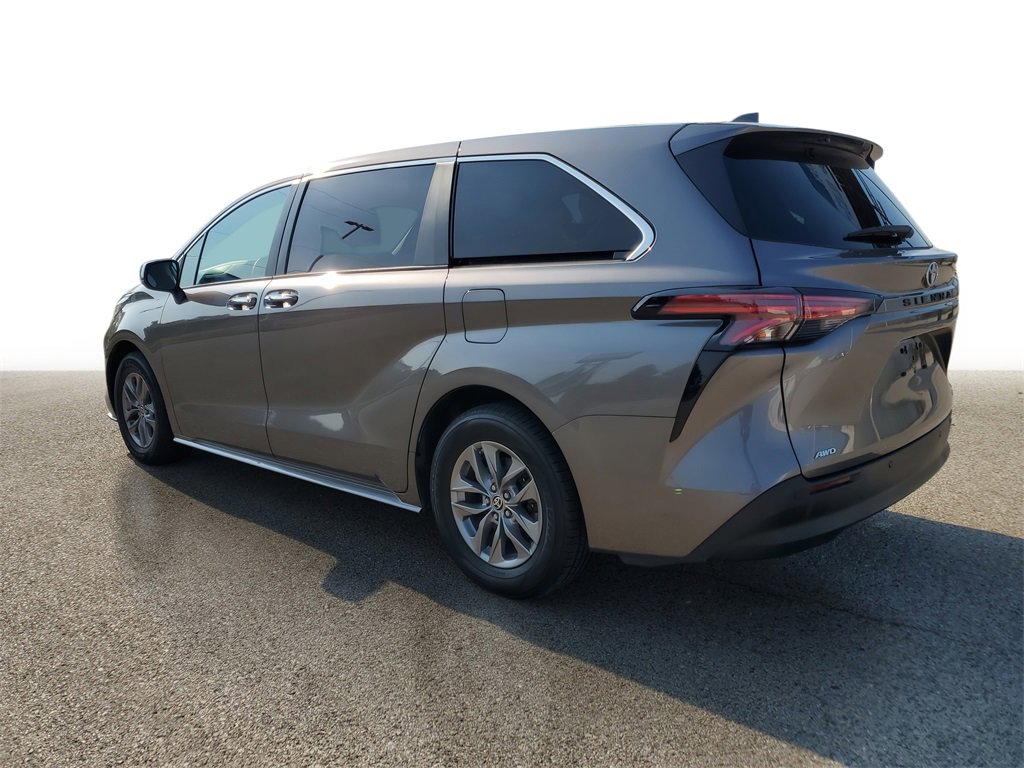 2022 Toyota Sienna XLE photo 3