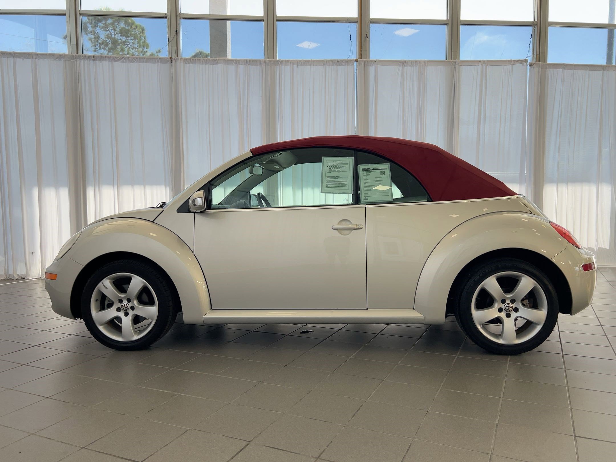 2009 Volkswagen Beetle Convertible photo 2