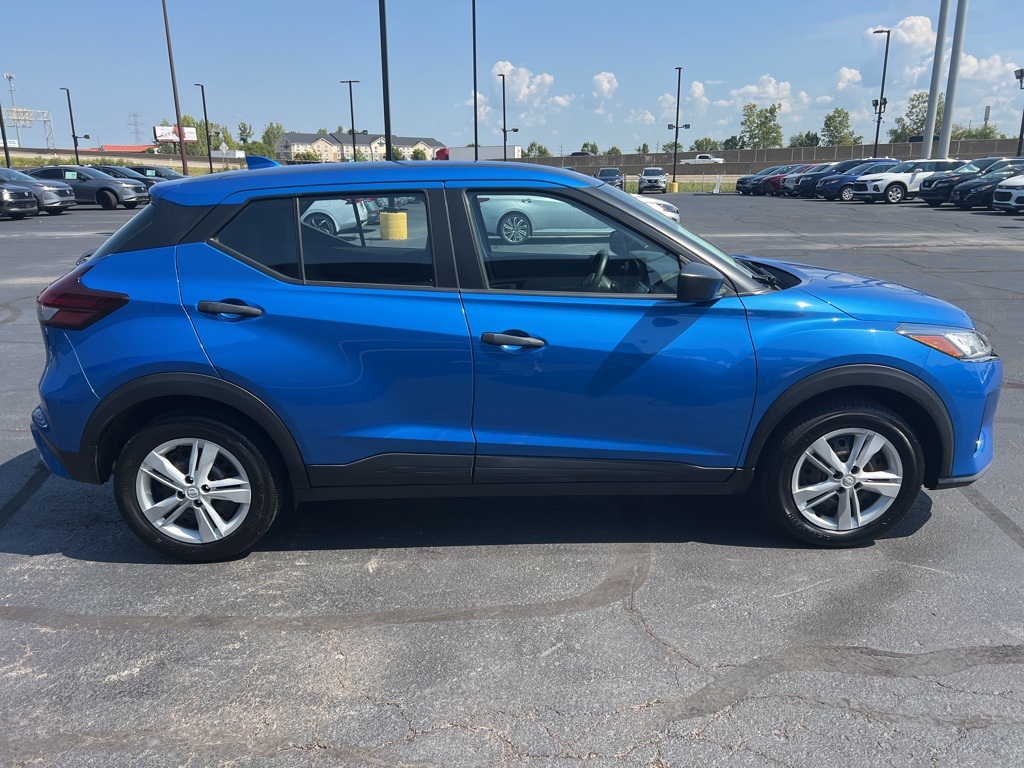 2022 Nissan Kicks S photo 2
